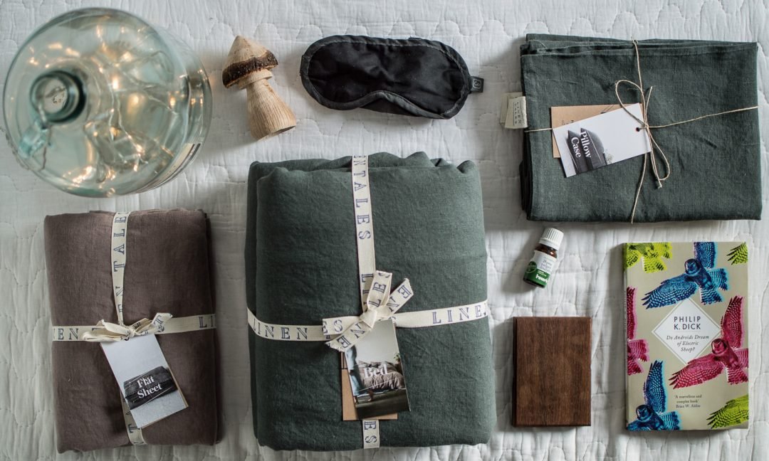 Sleeping survival guide for Nordic countries | Linen bedding by Linen Tales | Forest green duvet linen cover & ashes or roses flat sheet | on Due fili d'erba | Two blades of grass | Photos by Thais FK