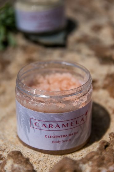 Body scrub with Himalayan salt | Natural skin care by the Portuguese brand Caramela | on Due fili d'erba | Two blades of grass | by Thais FK