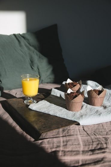 Breakfast in bed - Chocolate muffins - gluten-free, dairy-free and sugar-free | on Due fili d'erba | Two blades of grass | Linen bedding and linen table runners by Linen Tales | Bowl by Pentik | Photos and Recipe by Thais FK