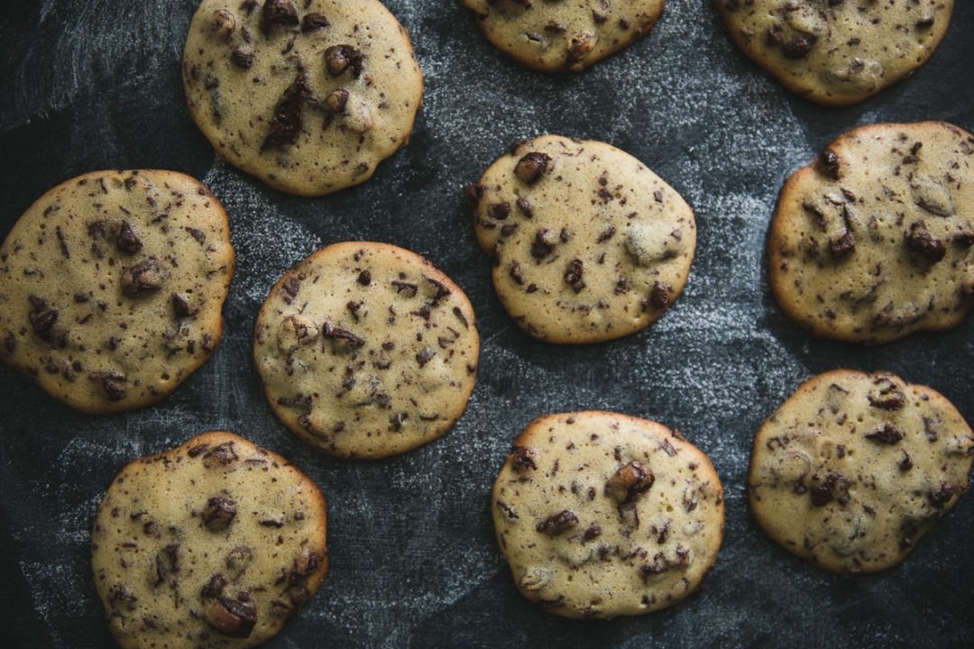 Chocolate chip cookies with two secret ingredients | on Due fili d'erba | Two blades of grass | Recipe, photos and styling by Thais FK