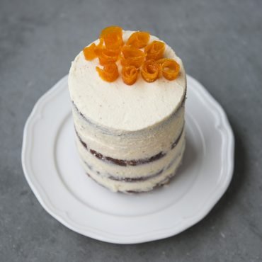 Orange chocolate layer cake with Madáhàn Tropical Milk IPA, a Finnish-Italian beer born from a collaboration bewteen Kallio Artisan Brewery and Birra Amiata | on Due fili d'erba | Two blades of Grass | Recipe by Thais FK