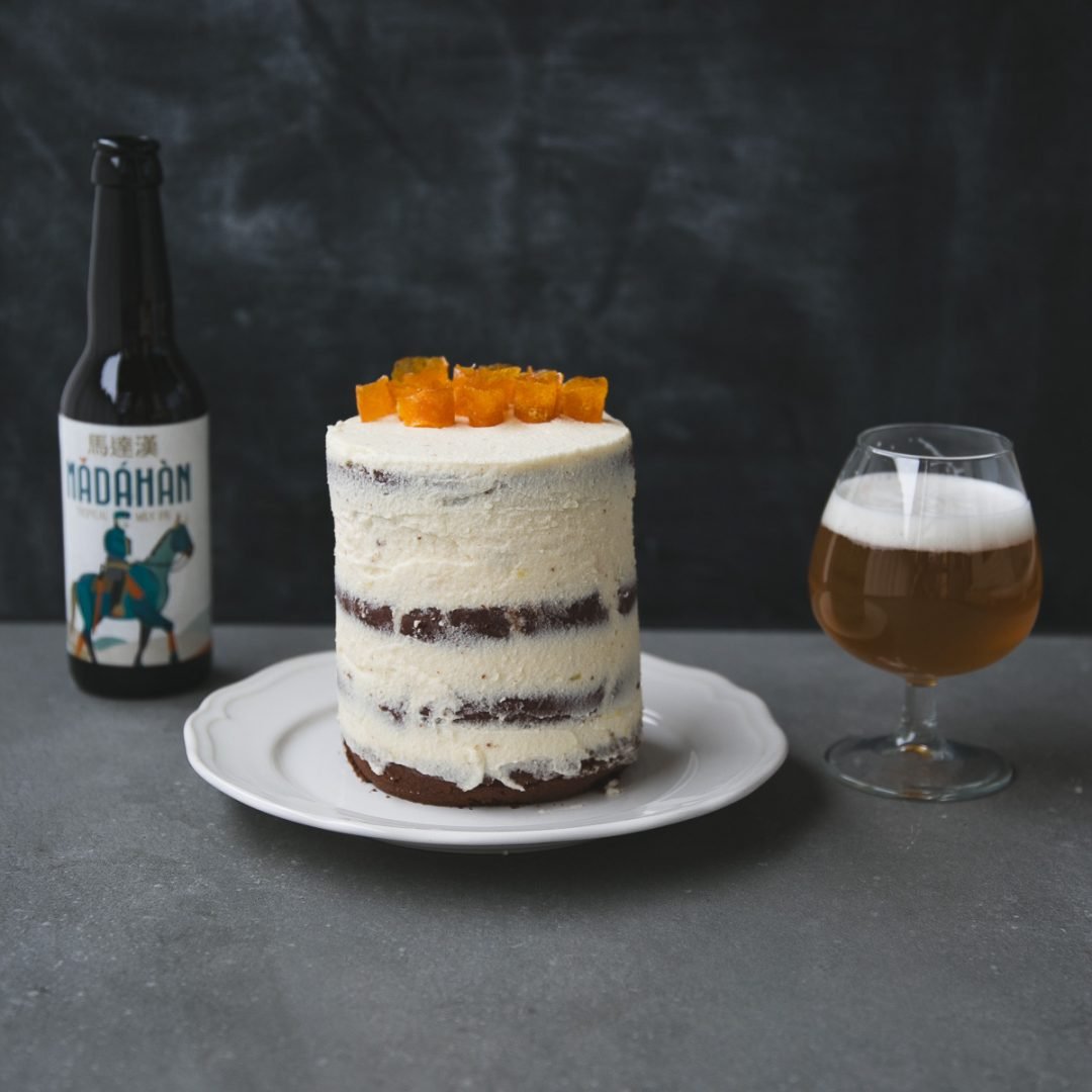 Orange chocolate layer cake with Madáhàn Tropical Milk IPA, a Finnish-Italian beer born from a collaboration bewteen Kallio Artisan Brewery and Birra Amiata | on Due fili d'erba | Two blades of Grass | Recipe by Thais FK