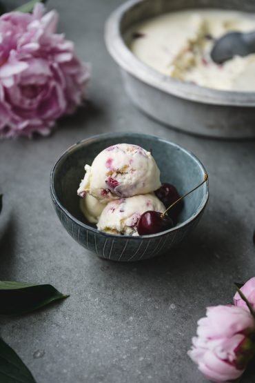 No churn 3 ingredients cherry ice cream | on Due fili d'erba | Two Blades of Grass | Photos, styling and recipe by Thais FK
