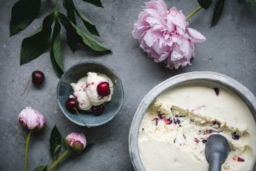 No churn 3 ingredients cherry ice cream | on Due fili d'erba | Two Blades of Grass | Photos, styling and recipe by Thais FK