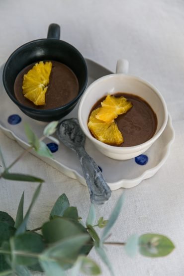Easy eggless rosemary chocolate mousse | Recipe oon Due fili d'erba | Two Blades of grass | Photo, styling and recipes by Thais FK | Ceramics by Anna Westerlund