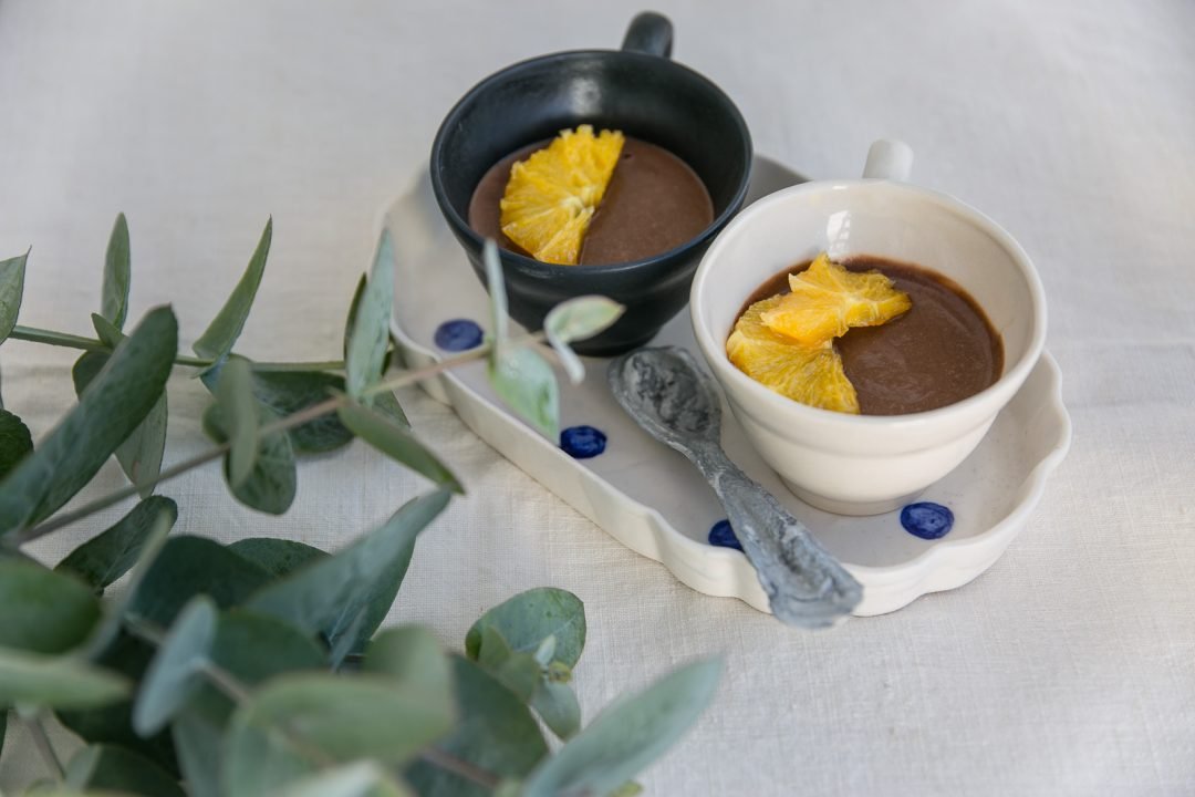 Easy eggless rosemary chocolate mousse | Recipe oon Due fili d'erba | Two Blades of grass | Photo, styling and recipes by Thais FK | Ceramics by Anna Westerlund