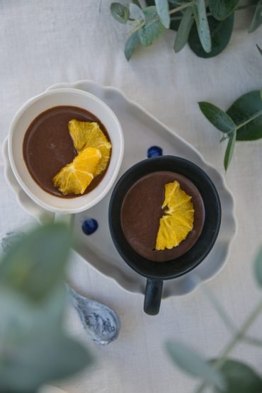 Easy eggless rosemary chocolate mousse | Recipe oon Due fili d'erba | Two Blades of grass | Photo, styling and recipes by Thais FK | Ceramics by Anna Westerlund