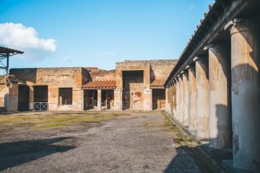 Pompeii: a travel guide by Thais FK | Due fili d'erba