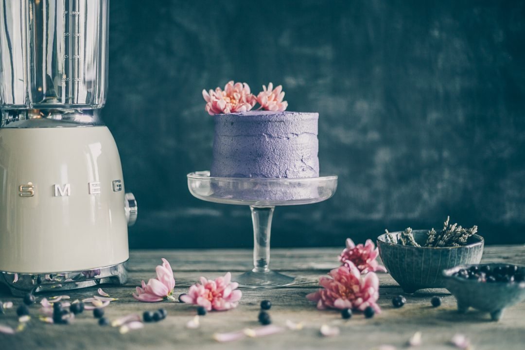 Blueberry lavender crunchy cake (Gluten free, dairy free, Vegan) | on Due fili d'erba| Recipe, photos and styling by Thais FK for Smeg Nordic