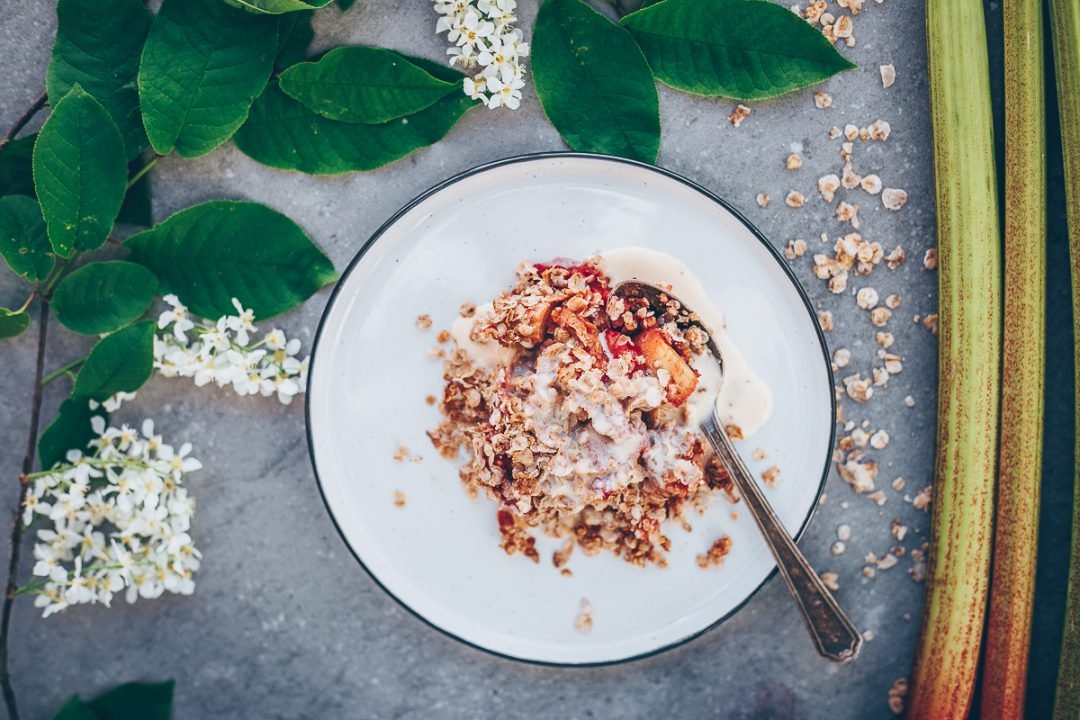 Strawberry rhubarb rye crumble | Recipe on Due fili d'erba blog | Two Blades of grass | Photos, styling and recipe by Thais FK